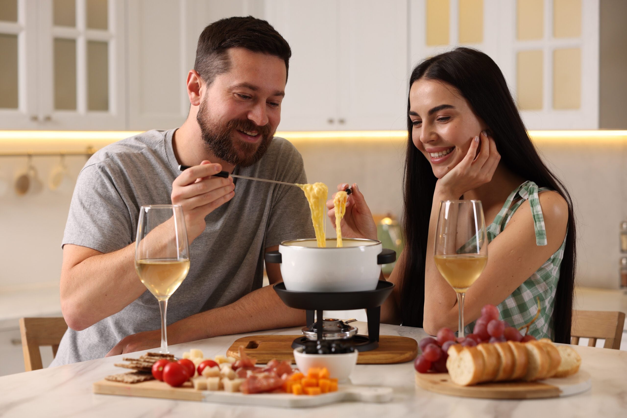 Bubbling pot of MouCo ColoRouge cheese fondue with bread cubes and veggies ready to dip—rich, tangy, and Colorado-crafted comfort food.